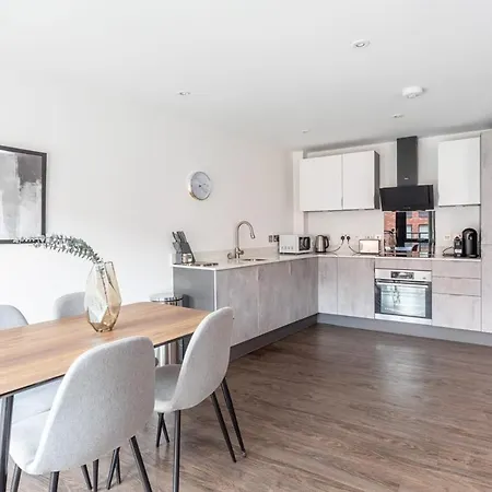 Bright And Spacious 2 Bedroom In 公寓