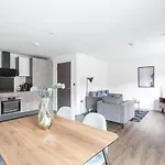 Bright And Spacious 2 Bedroom In *