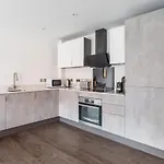 Bright And Spacious 2 Bedroom In