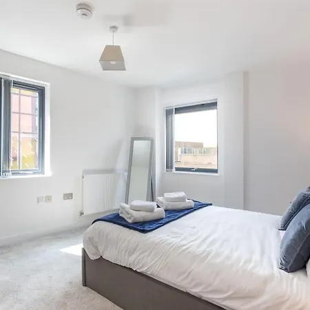 Bright And Spacious 2 Bedroom In York