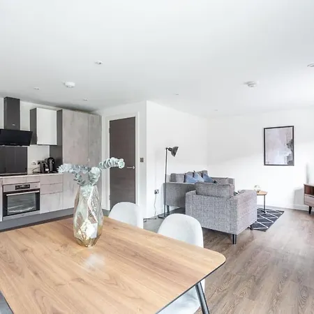 Bright And Spacious 2 Bedroom In *