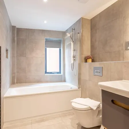 Bright And Spacious 2 Bedroom In Apartman *