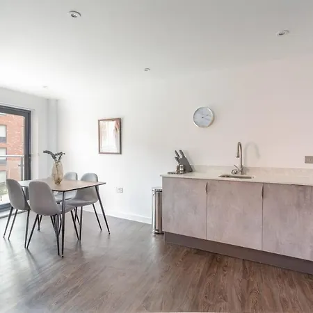 Bright And Spacious 2 Bedroom In York