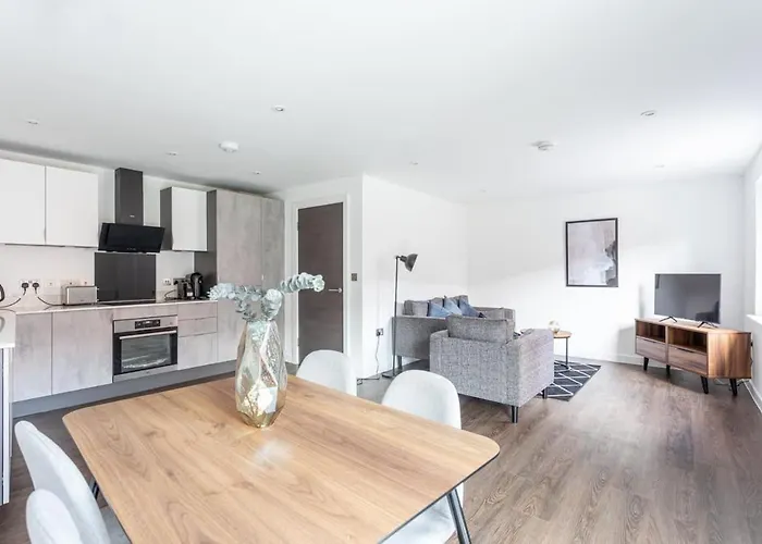 Bright And Spacious 2 Bedroom In *