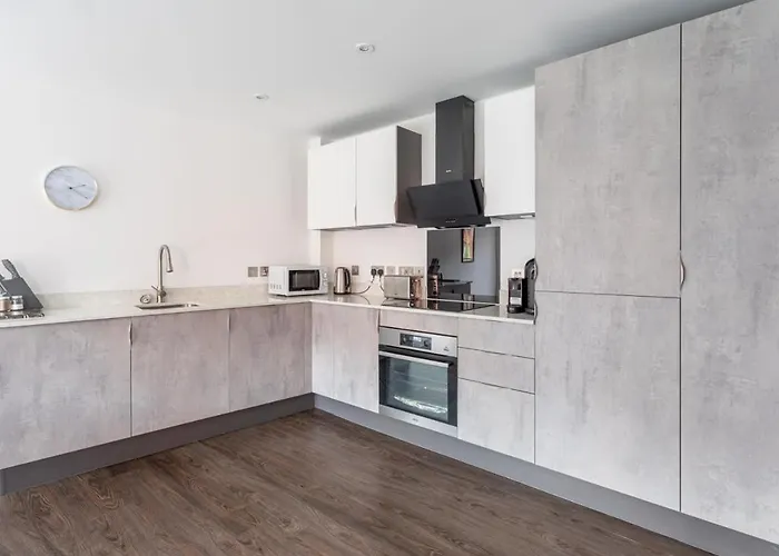 Bright And Spacious 2 Bedroom In