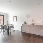 Bright And Spacious 2 Bedroom In York