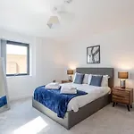 Bright And Spacious 2 Bedroom In * York