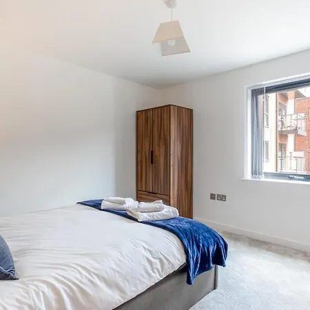Bright And Spacious 2 Bedroom In York