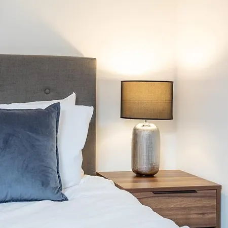 Bright And Spacious 2 Bedroom In