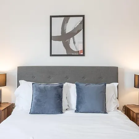 Apartman Bright And Spacious 2 Bedroom In *