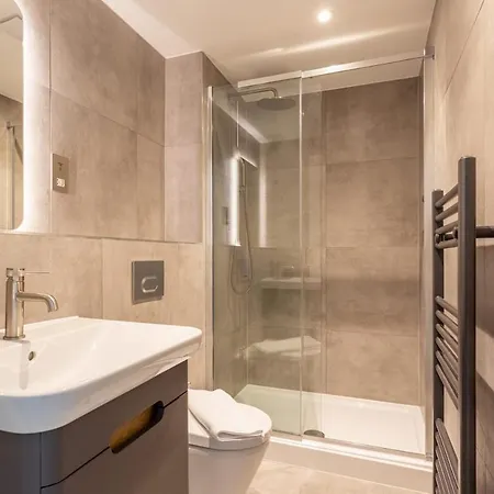 Bright And Spacious 2 Bedroom In York