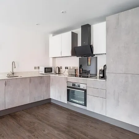 Bright And Spacious 2 Bedroom In