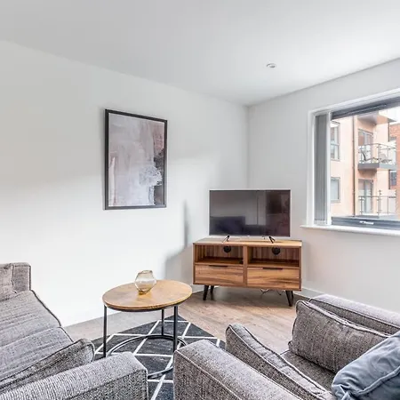 Bright And Spacious 2 Bedroom In