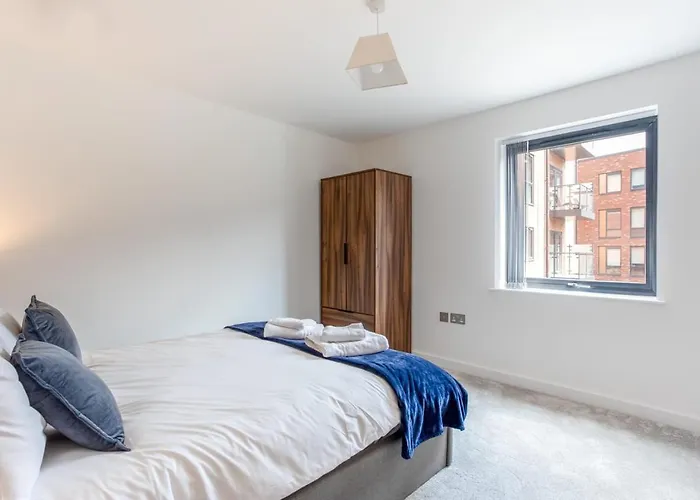 Bright And Spacious 2 Bedroom In York