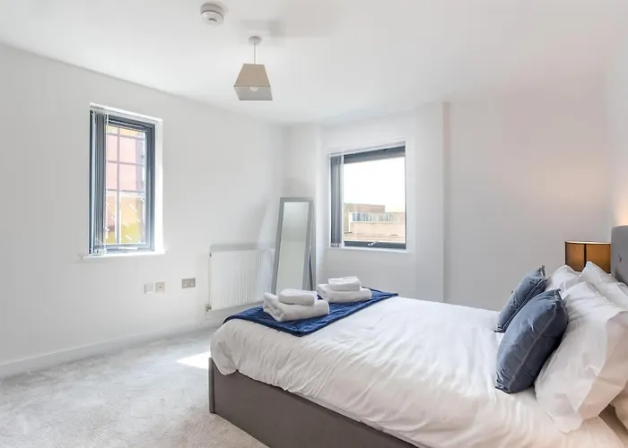Bright And Spacious 2 Bedroom In York