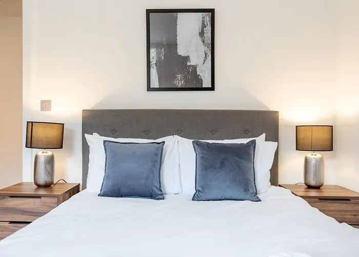Bright And Spacious 2 Bedroom In * York