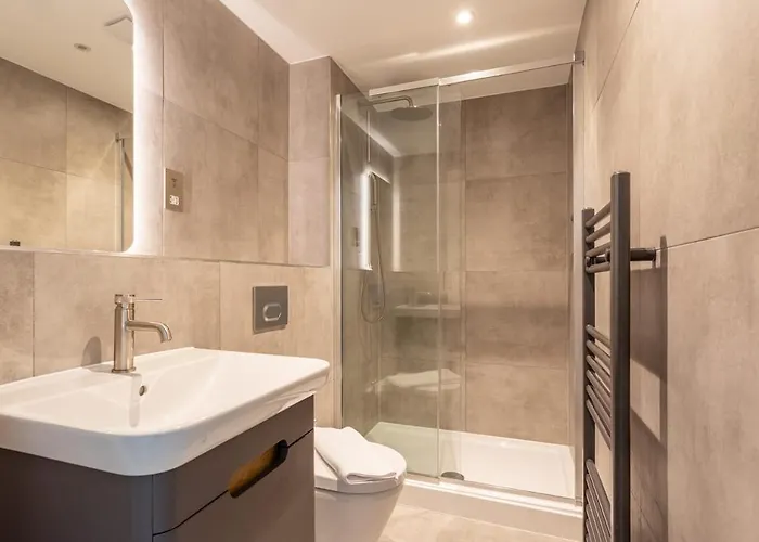 Bright And Spacious 2 Bedroom In York