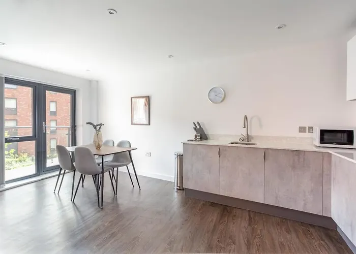 Bright And Spacious 2 Bedroom In York